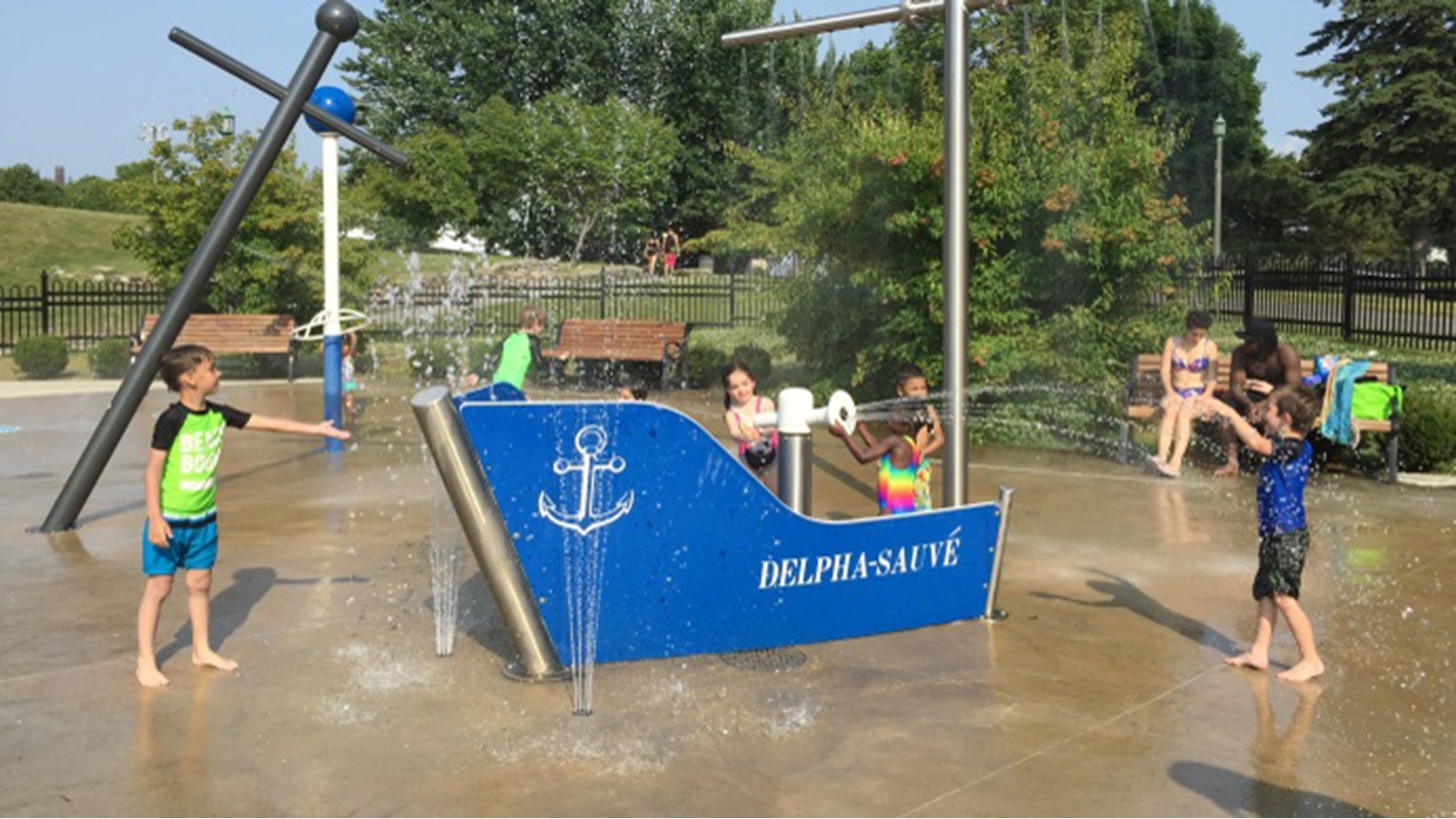 Prise l'été dernier, cette photo ne témoigne pas de la nouvelle réalité que devra respecter les jeunes et familles qui utiliseront les jeux d'eau cette année.