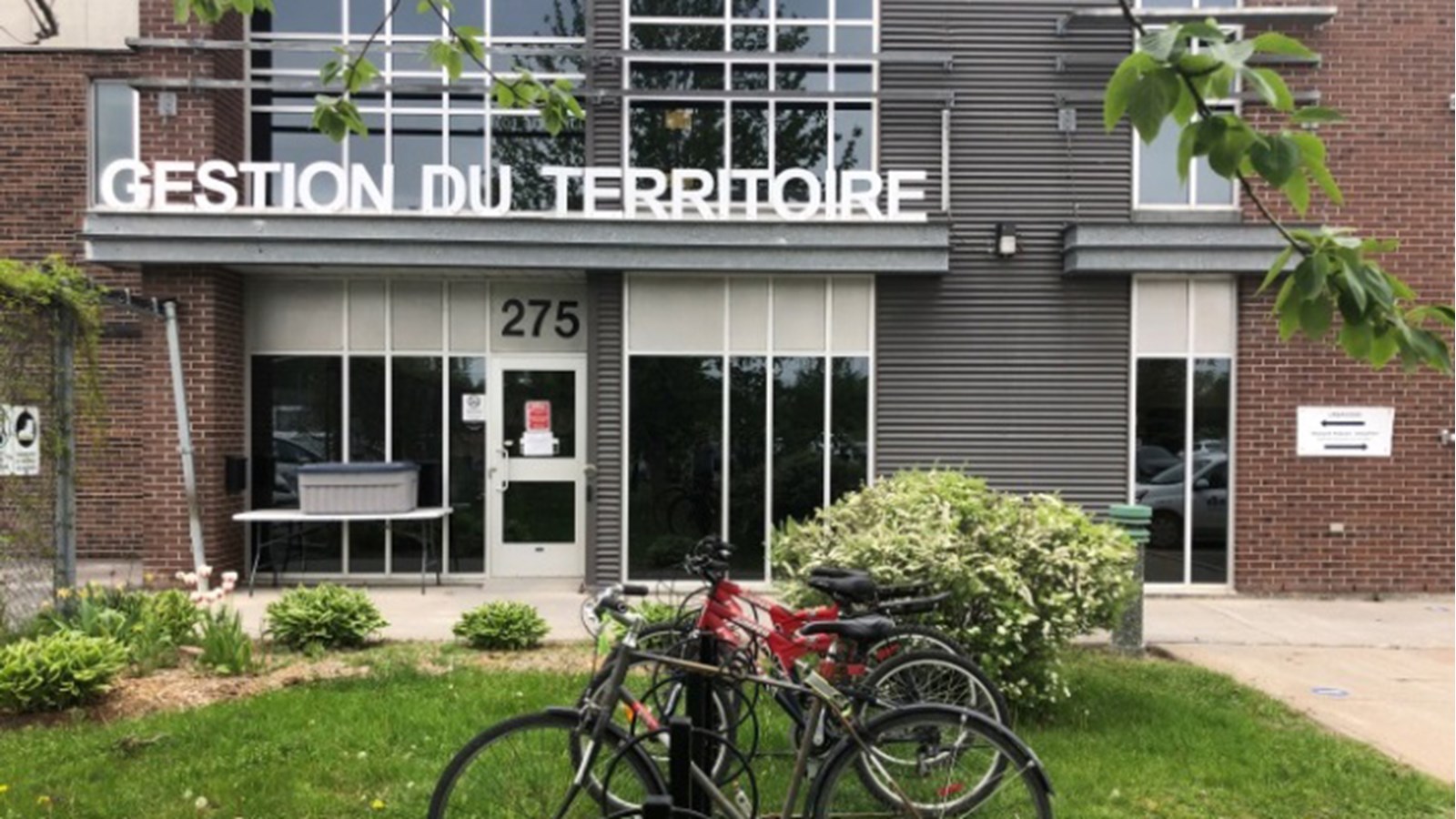 Cinq employés municipaux qui travaillent au sein du Service des travaux publics et de l'environnement ont reçu un diagnostic positif à la COVID-19.
