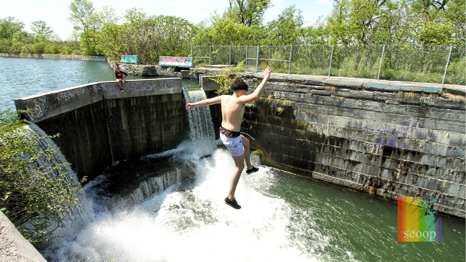 Des baigneurs téméraires aux écluses de Pointe-des-Cascades