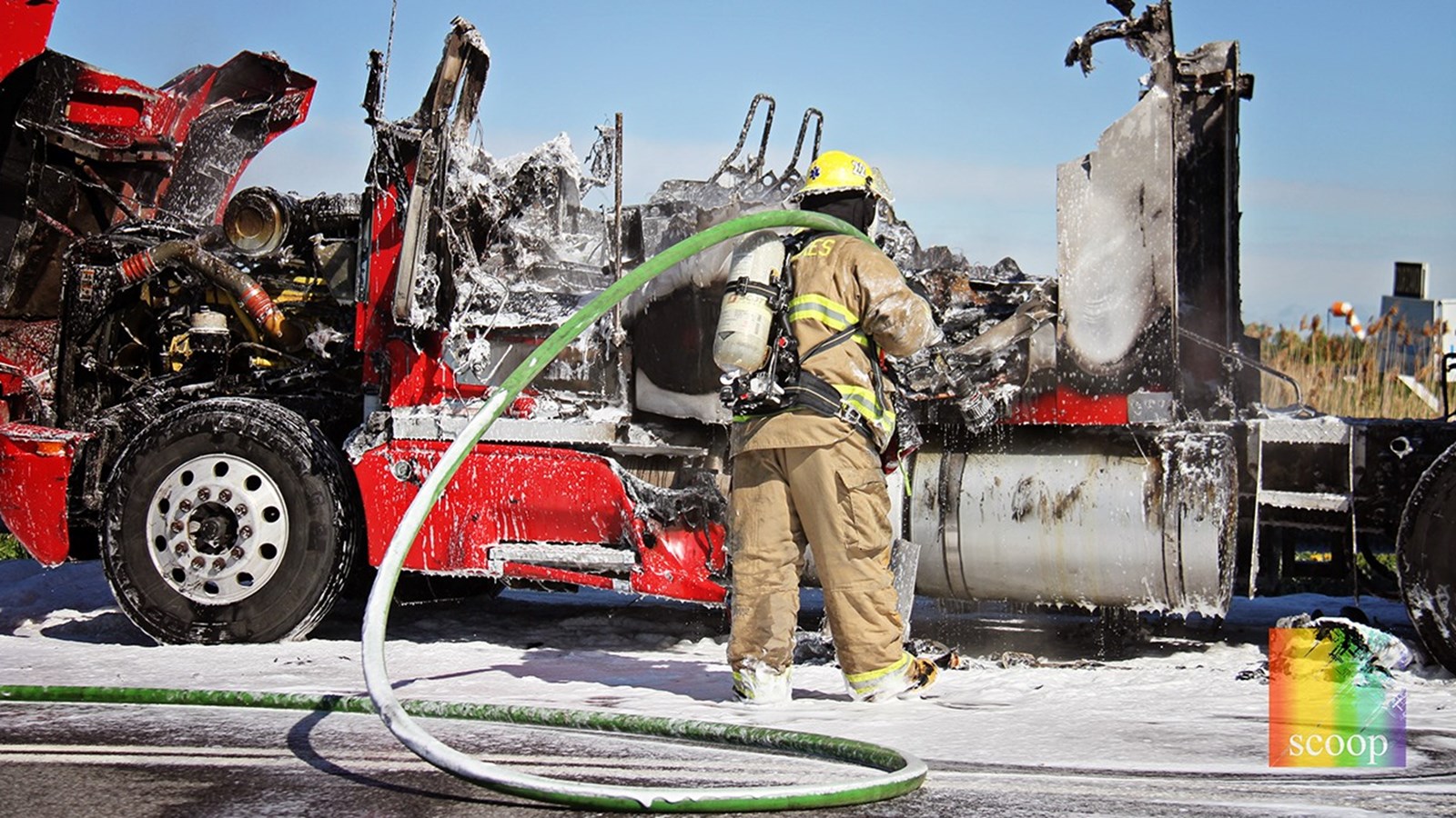 Un camion semi-remorque en flammes cause un bouchon de circulation