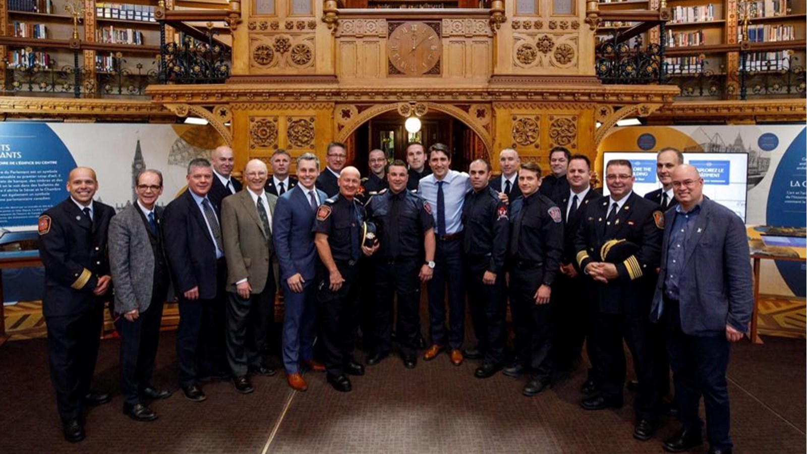M. Parna est à l'extrémité gauche sur cette photo. Il pose notamment en compagnie de Peter Schieke, député de Vaudreuil-Soulanges et de Justin Trudeau, premier ministre du Canada. 