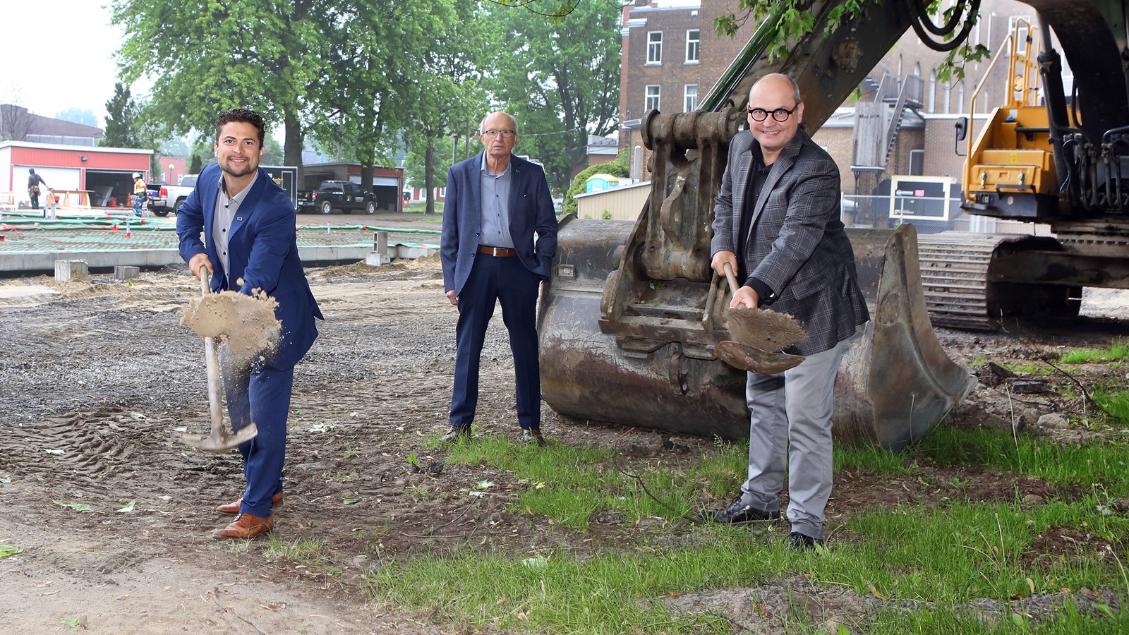 Le maire de Salaberry-de-Valleyfield, Miguel Lemieux a donné le coup d'envoi au chantier de l'OMH en compagnie de Clément Boyer, président du conseil d’administration de l’OMH Valleyfield et de Claude Reid, député de Beauharnois.