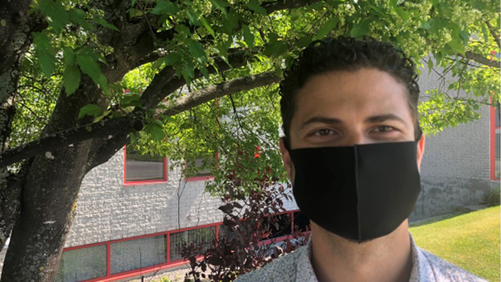 Le maire de la Ville de Salaberry-de-Valleyfield, Miguel Lemieux porte un masque comme l'un des 1000 qui seront distribués prochainement par la municipalité.