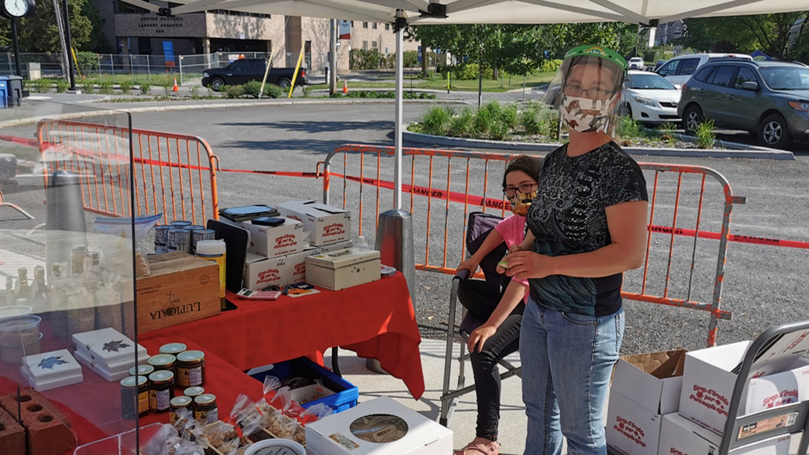 Le port du masque et de la visière pour les marchands participants est l'une des mesures mises en place au marché.