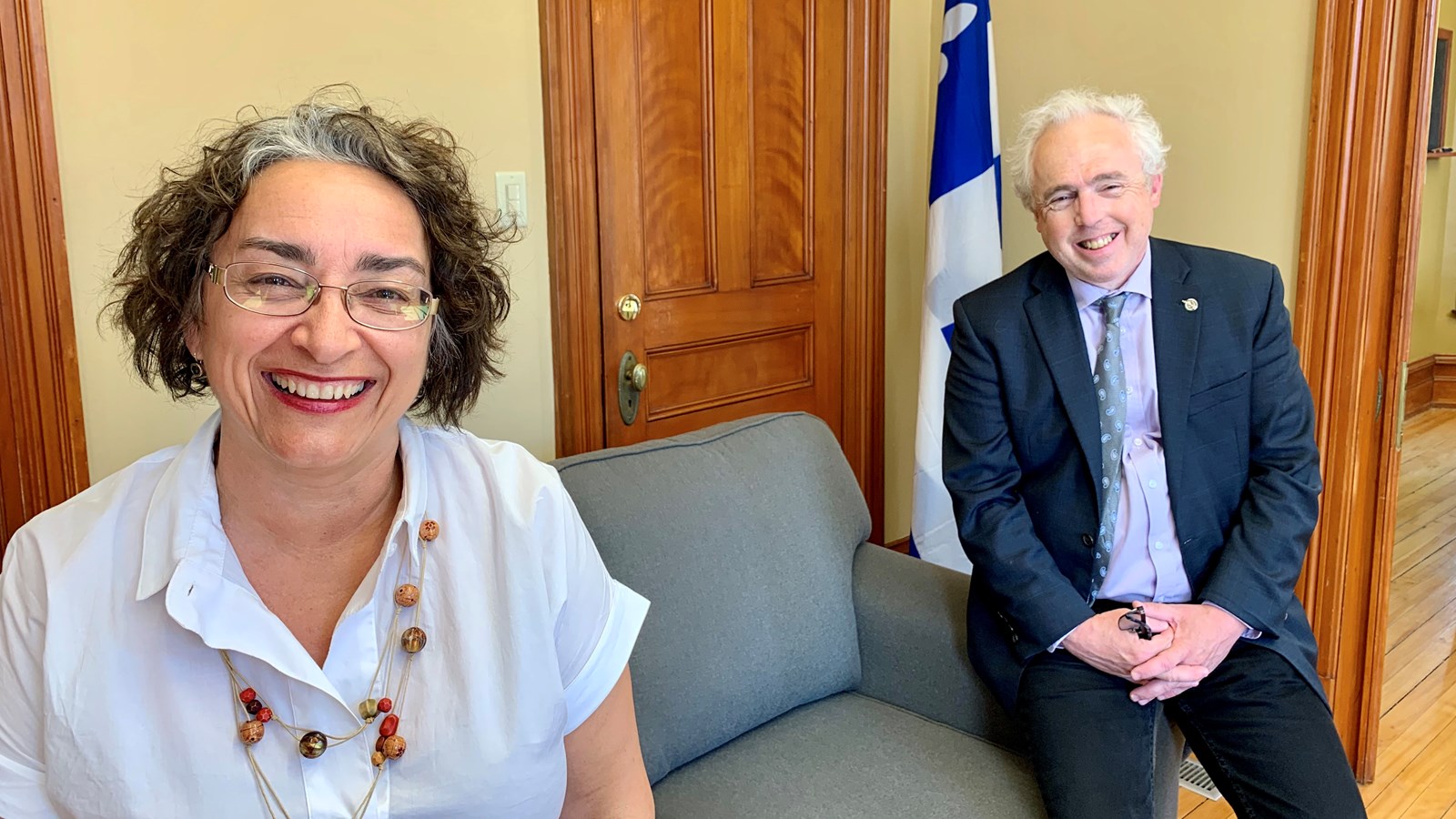 Nous retrouvons madame Claude DeBellefeuille, députée de Salaberry-Suroît et whip du Bloc Québécois et monsieur Denis Trudel députée de Longueuil-Saint-Hubert et porte-parole du Bloc Québécois en matière de solidarité sociale.