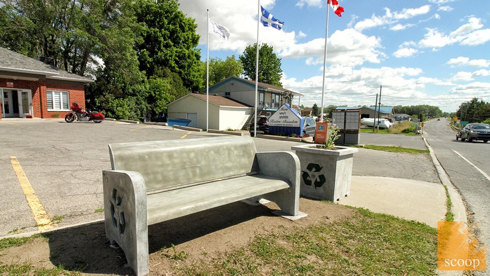 La Municipalité de Rivière-Beaudette s’est récemment procuré du mobilier urbain fabriqué à 70 % de verre recyclé. 