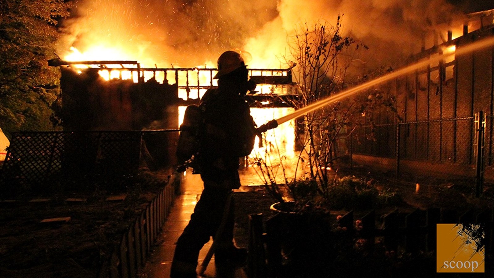Le pompier Mathieu Charlebois du Service des incendies de Coteau-du-Lac avait comme mission d'épargner la structure voisine.... ce qui fût fait avec beaucoup d'acharnement de sa part. 