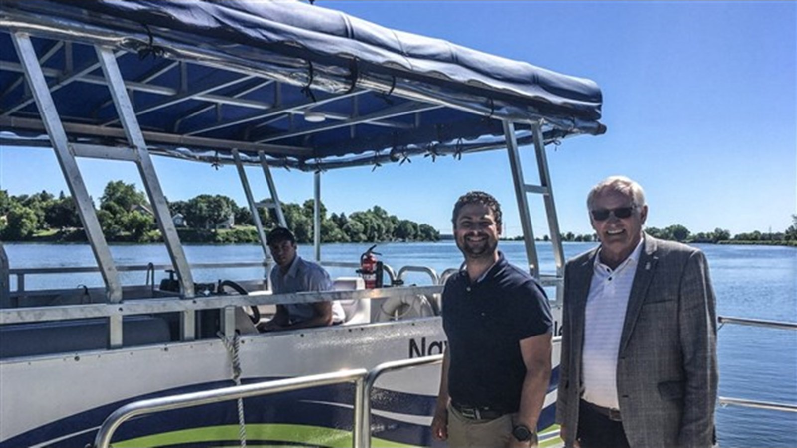 Les maires de Salaberry-de-Valleyfield, Miguel Lemieux et de Les Cèdres, Raymond Larouche ont pris la pose devant la navette fluviale reliant les deux municipalités lors de son inauguration en 2018.