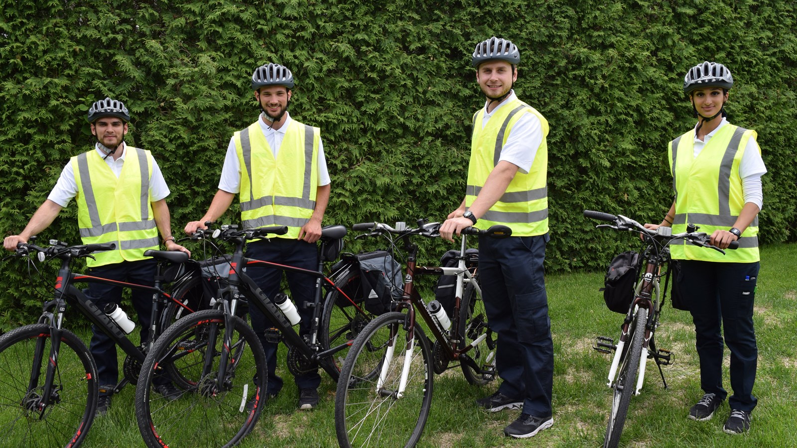 Les agents Sécuri-Parc patrouilleront davantage à vélo cette saison. Dans l’ordre : Radu-Alexandru Puscasu, Carl Brière, l’agent de liaison Francis Duquette-Grenon et Sondos Lamrhari.