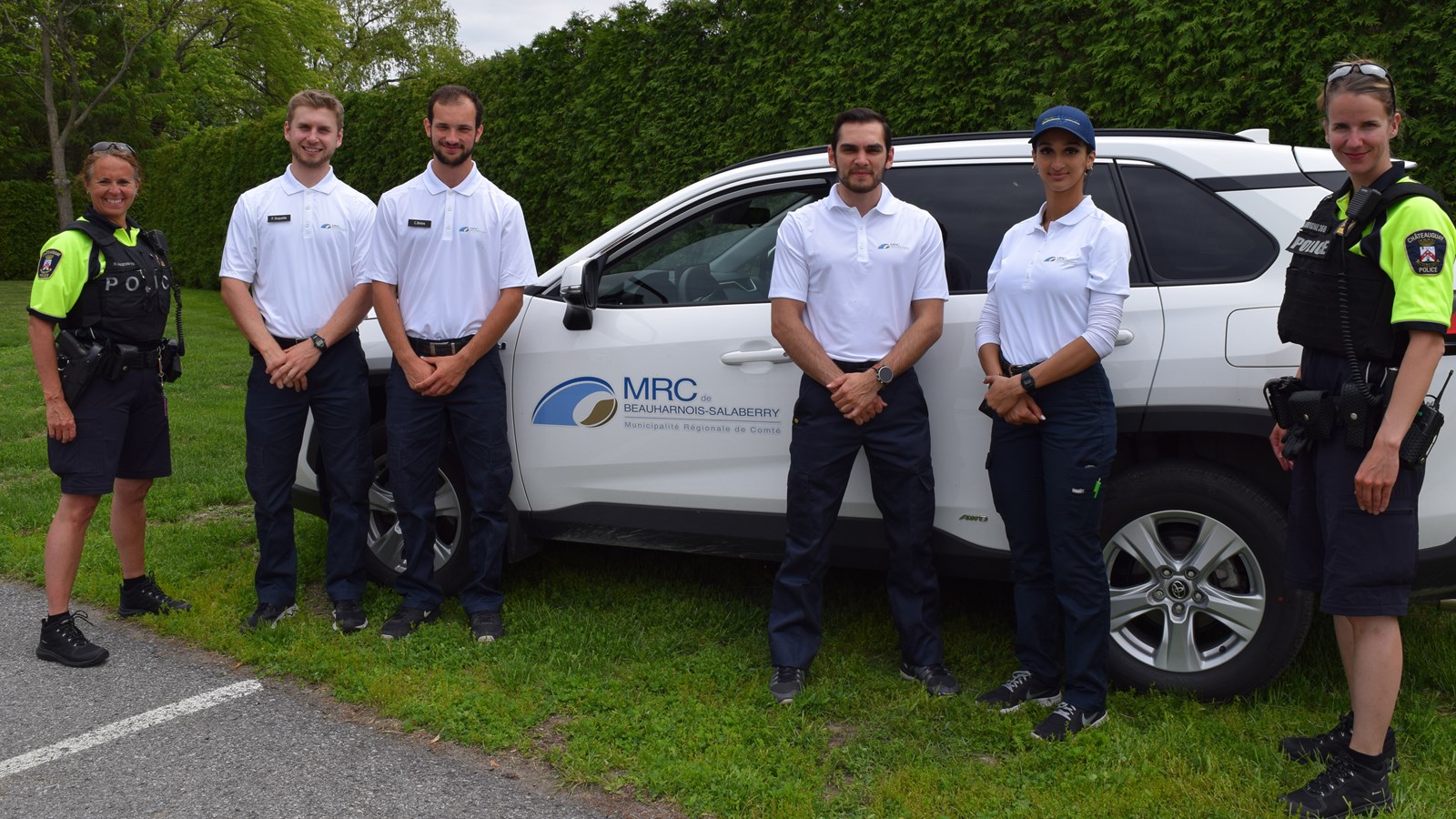 Les 4 agent(e)s Sécuri-Parc, au centre, sont dans l’ordre Francis Duquette-Grenon, agent de liaison, ainsi que Carl Brière, Radu-Alexandru Puscasu et Sondos Lamrhari. Ils sont ici côtoyés de mesdames Nathalie Langevin et Jenny Lavigne du Service de Police de Châteauguay.