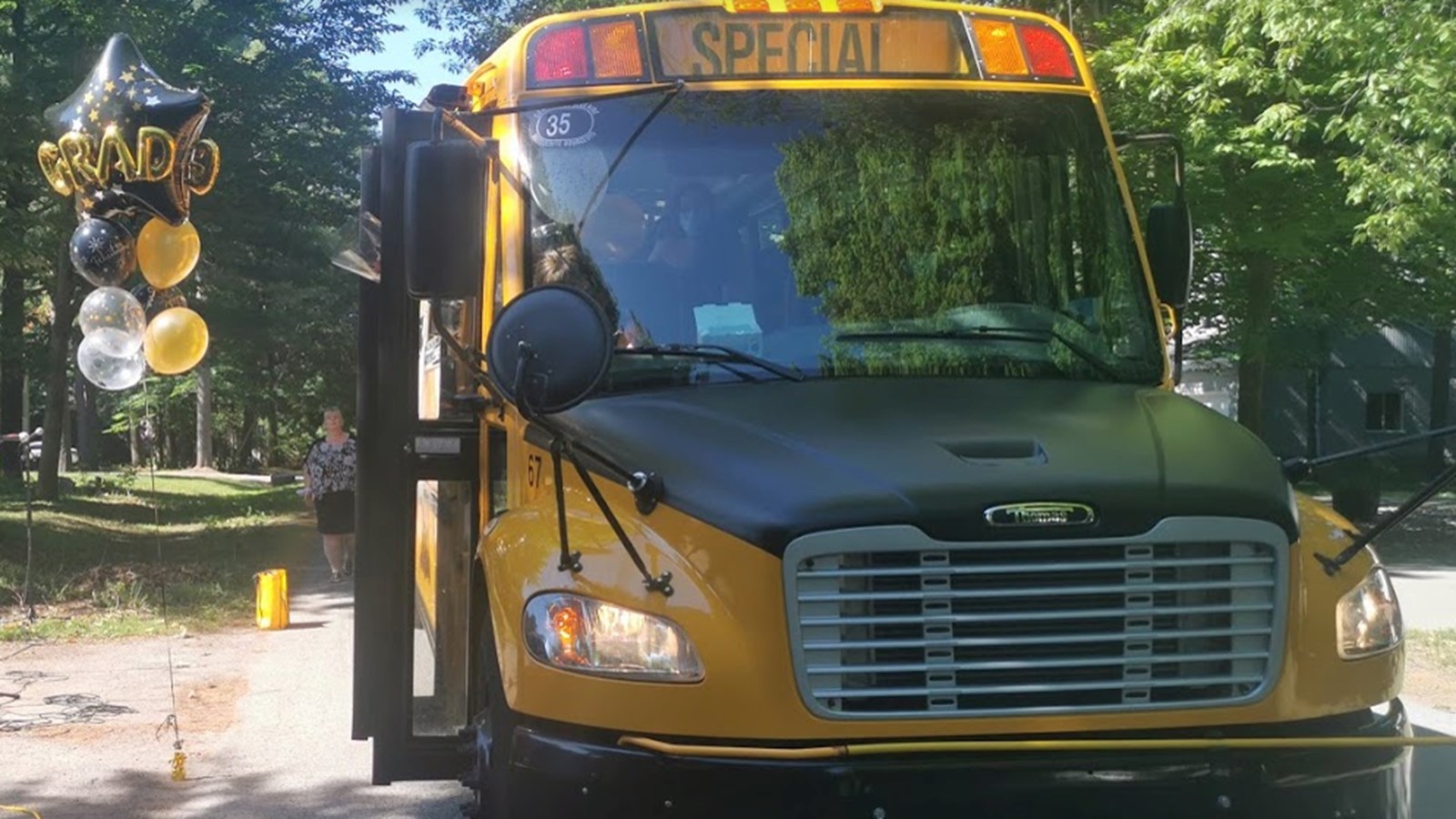 Les membres du personnel de l'école J.F. K. ont fait leur arrivée en autobus scolaire.