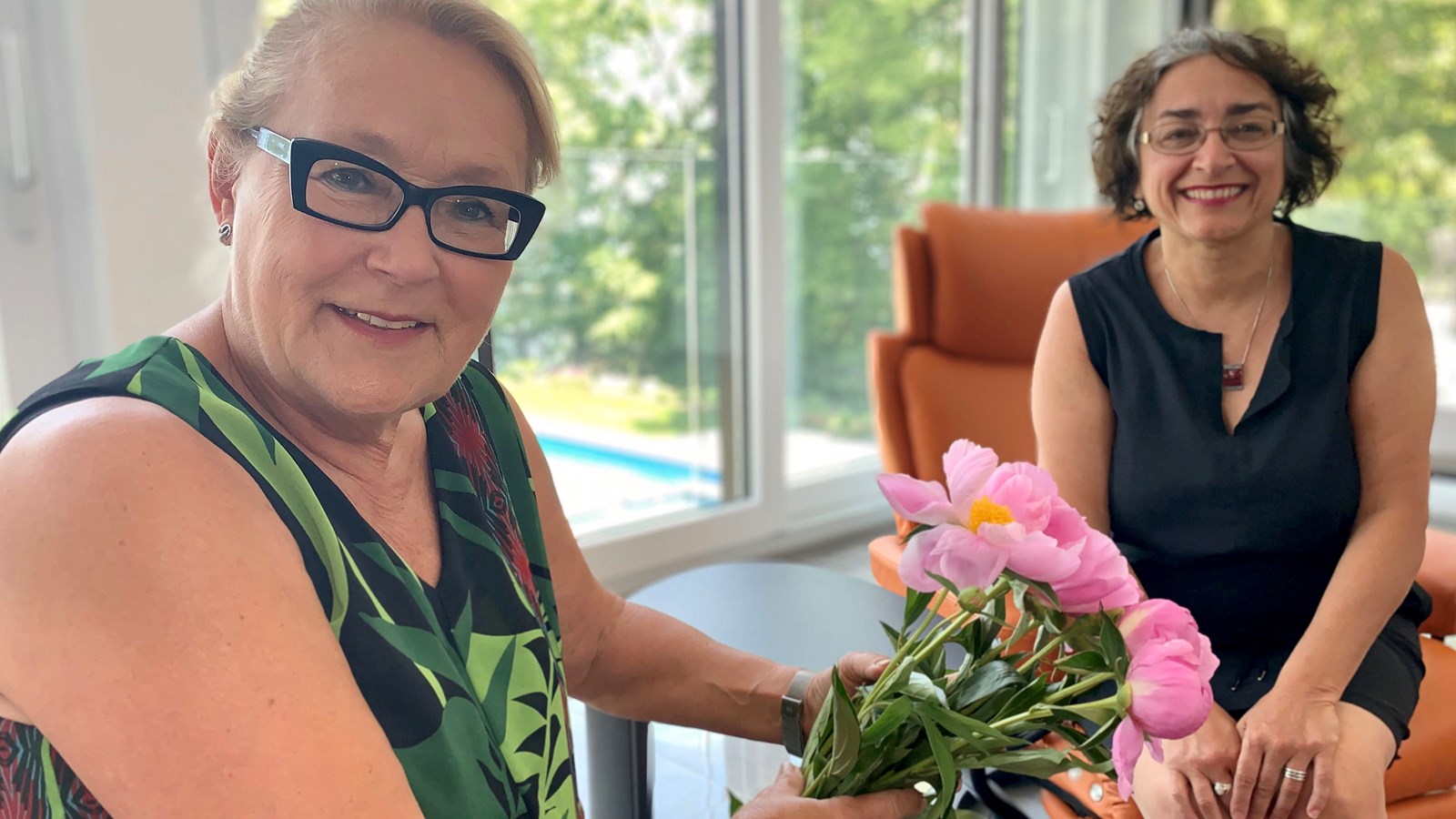 Mme Marois et Claude DeBellefeuille, députée de Salaberry-Suroît prennent la pose avec les pivoines qui portent le nom de l'ex-première-ministre du Québec.