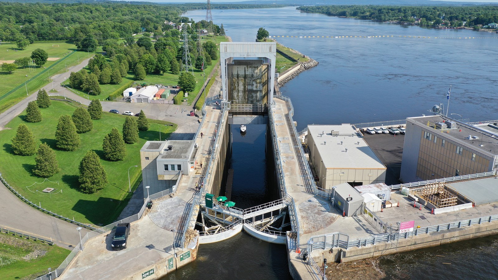 Pour le Canal-de-Carillon, des travaux temporaires réalisés dans les prochaines semaines permettront d’accueillir les plaisanciers dès la fin du mois d’août, plutôt que de devoir annuler complètement la saison de navigation.