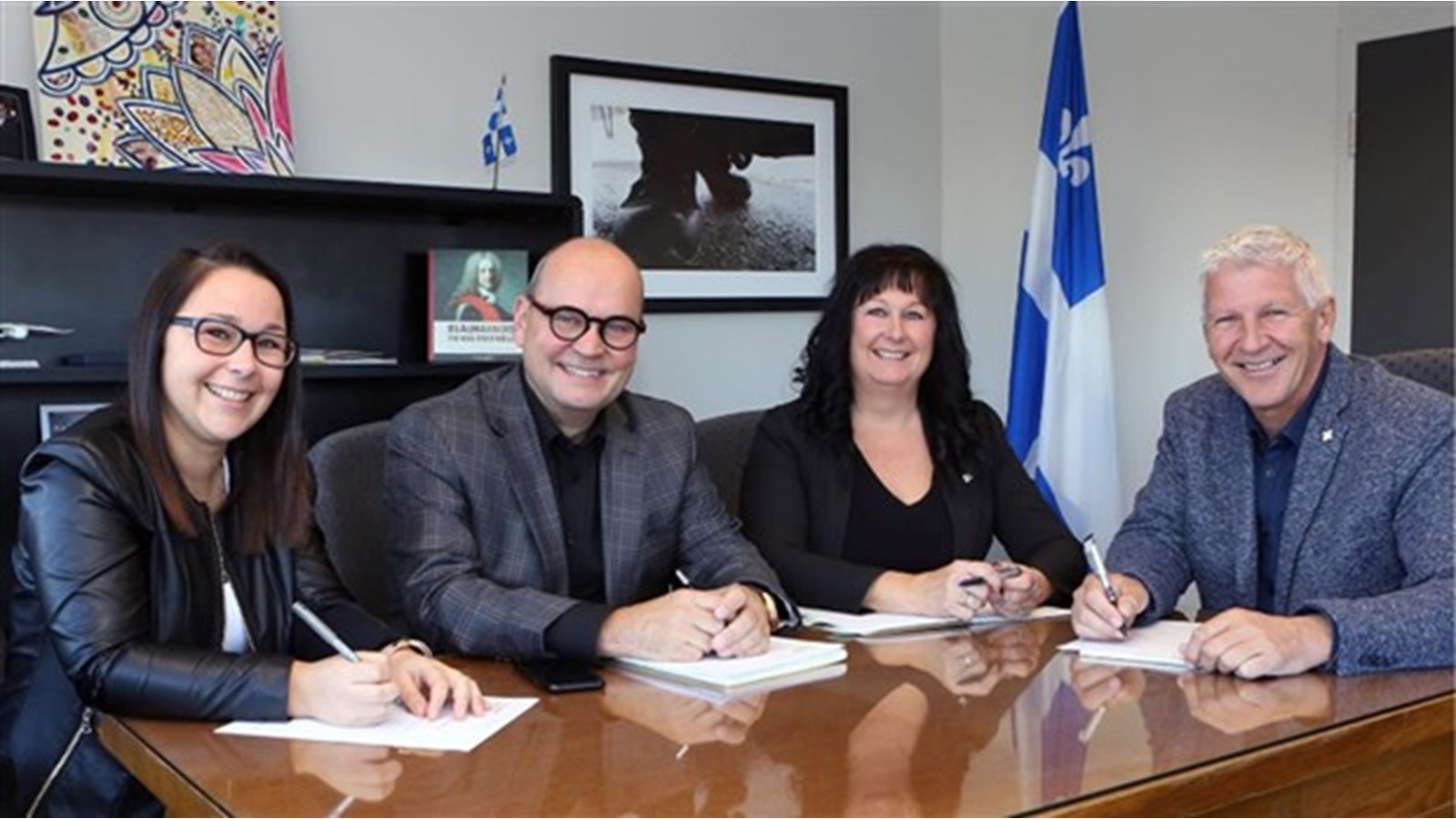 Claude Reid (2e à partir de la gauche) et son équipe accueillent de nouveau les citoyens au bureau de comté de Salaberry-de-Valleyfield dès aujourd'hui.