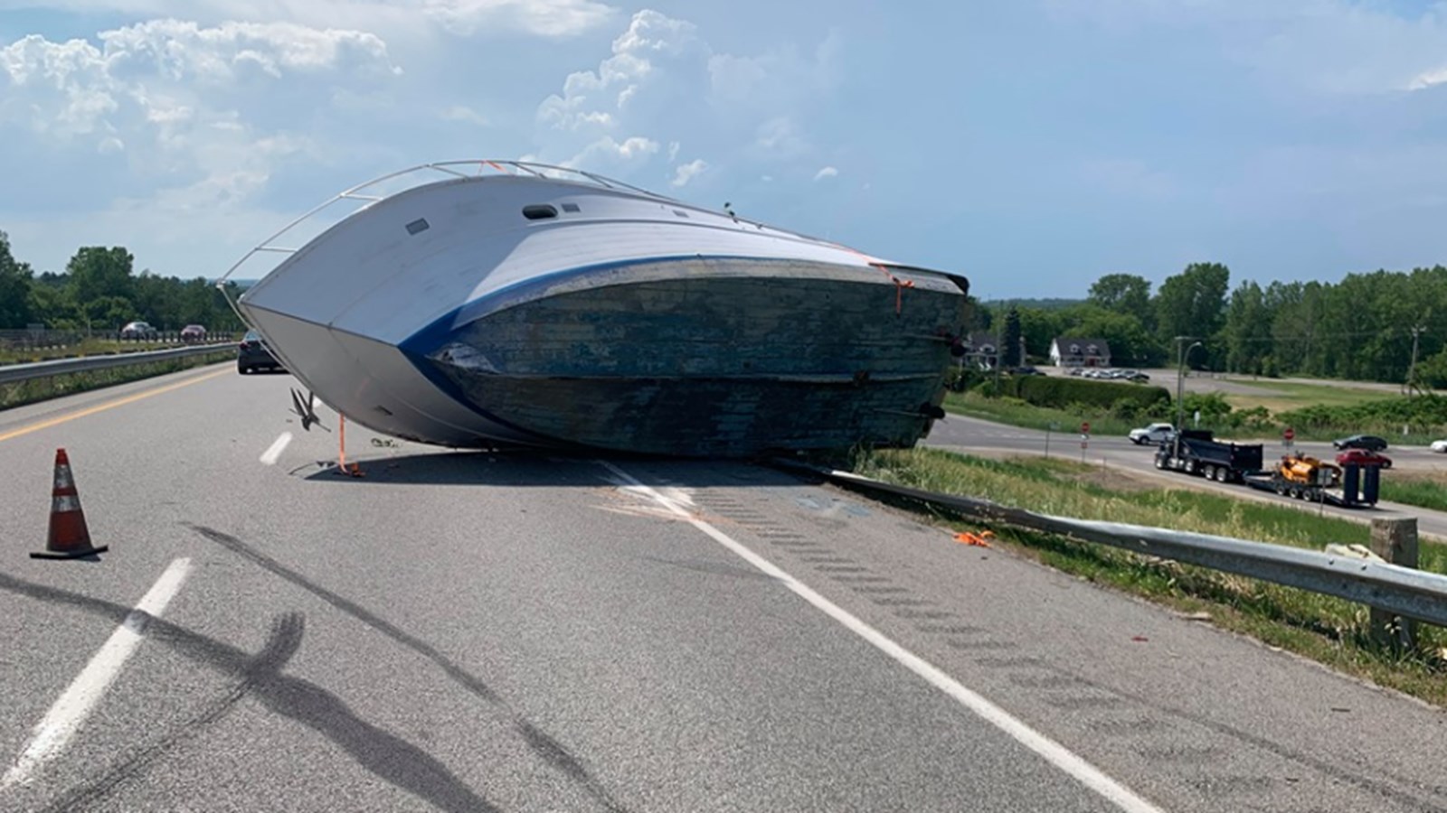 Un bateau se décroche sur l'autoroute 40 à Saint-Lazare