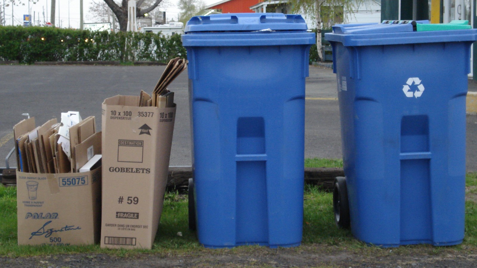 Collecte de carton à Saint-Urbain-Premier au début juillet 