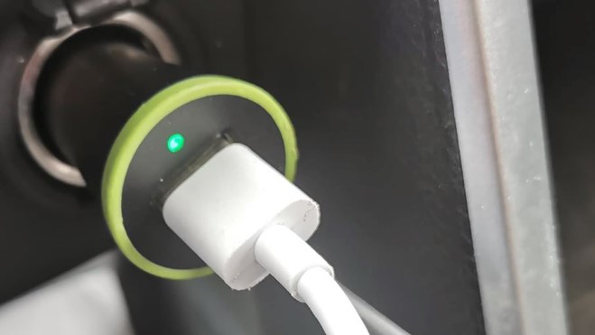 Charger un cellulaire en conduisant peut coûter 300$ plus les frais