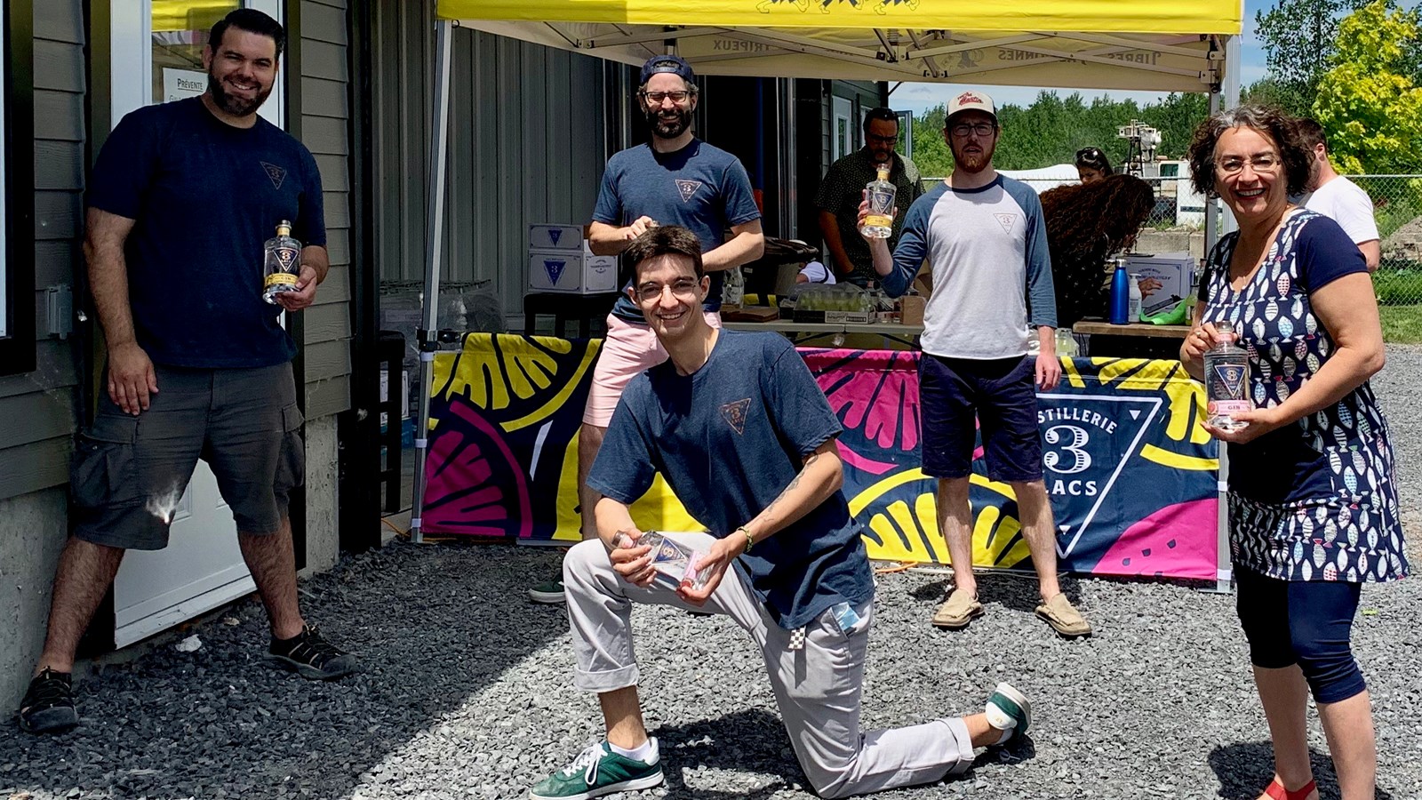 Sur la photo, on retrouve: Dominic Proulx, Mathieu Caron et Nicolas Bériault, propriétaires de la Distillerie 3 Lacs, Claude DeBellefeuille ainsi que Vincent Ménard (à l’avant, à genoux), dont le poste a été financé par le programme Emplois d’été Canada.