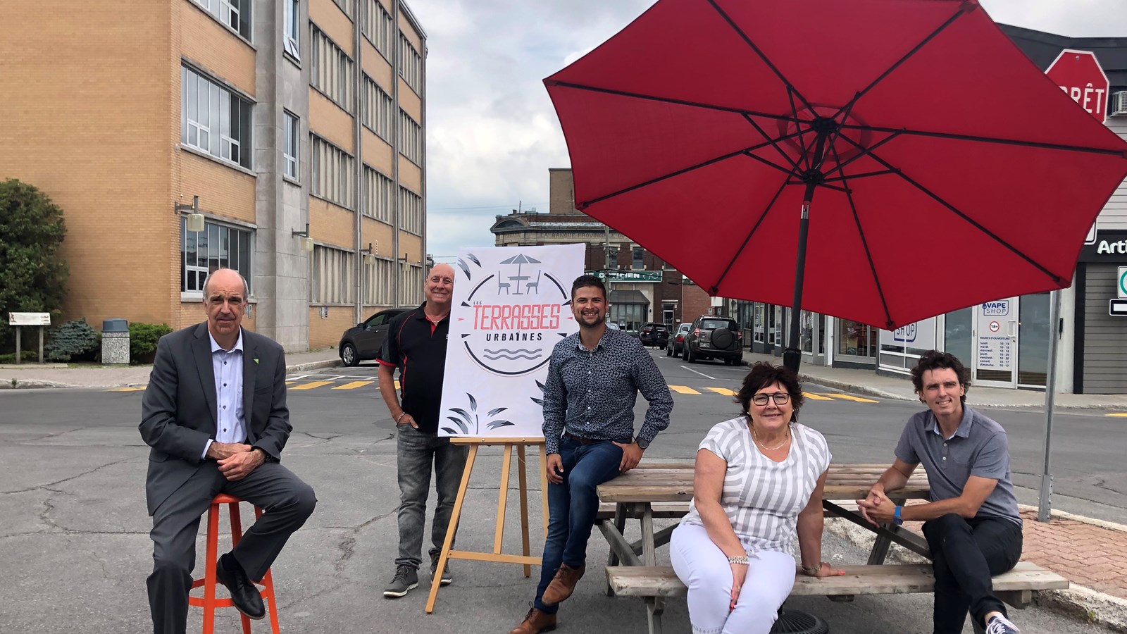 De gauche à droite, on retrouve sur la photo: Erick Faubert de la SADC du Suroît-Sud, Pierre Crépeau et Miguel Lemieux de la Ville de Salaberry-de-Valleyfield et Suzanne Carrier et Patrick Loiselle de la Chambre de commerce et d'industrie Beauharnois-Valleyfield-Haut-Saint-Laurent.
