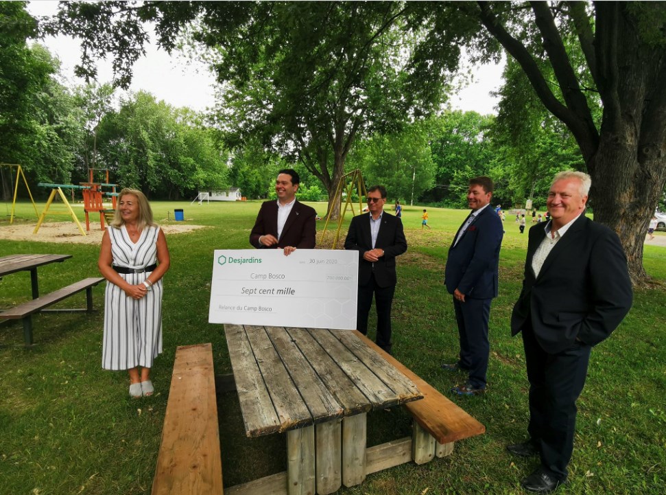 Pour arriver à mener à bien cette volonté municipale et gouvernementale, le comité de relance du Camp Bosco peut compter sur un partenaire majeur: les Caisses Desjardins régionales. Au total, les quatre succursales de la grande région du Suroît offrent 700 000$ via le Fonds du Grand Mouvement