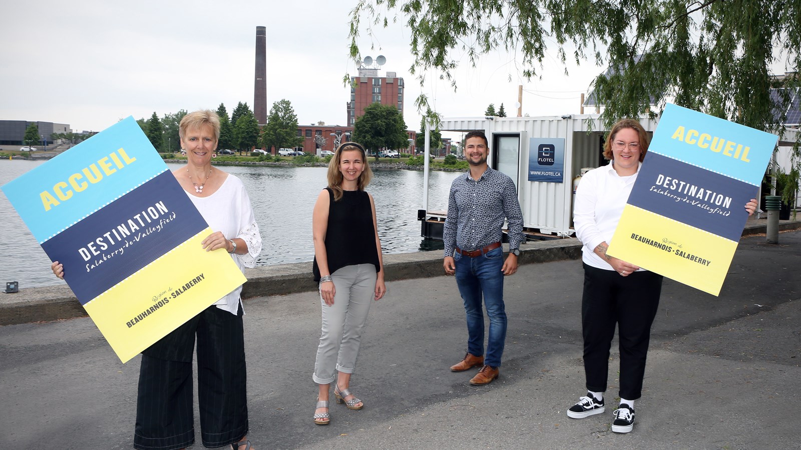 Les nouveaux outils promotionnels de la région pour cette saison estivale 2020 ont été présentés par Mme Linda Dumouchel, préposée à l’accueil, Mme Maude Laberge, Préfète de la MRC de Beauharnois-Salaberry et Mairesse de Sainte-Martine, M. Miguel Lemieux, Maire de Salaberry-de-Valleyfield, ainsi que Mme Adèle Major, préposée à l’accueil.