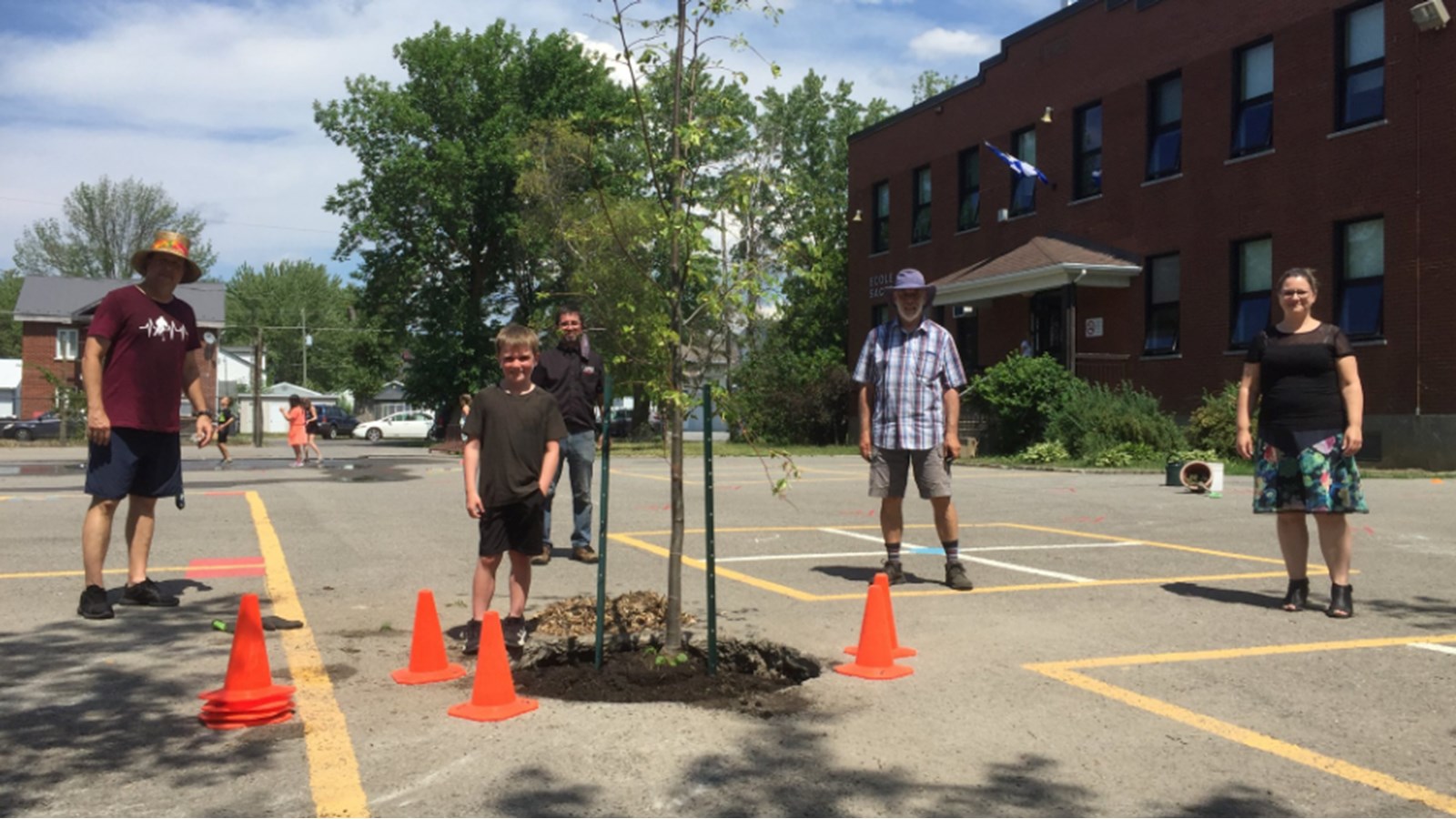Cinq arbres plantés à l’école primaire Sacré-Coeur de Sainte-Martine