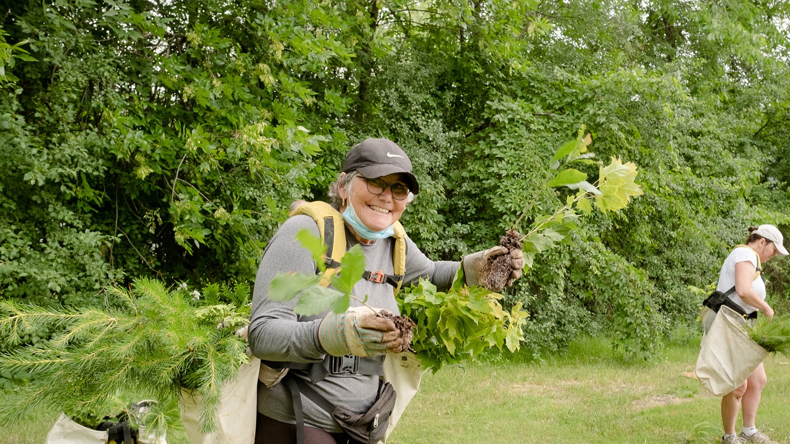 Les citoyens plantent 750 arbres et arbustes au Parc Thompson de Hudson