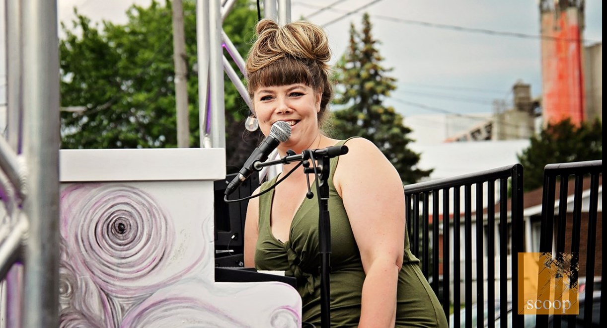 C’est donc dans le quartier Grande-Île, près du parc des Orchidées que les citoyens intéressés pouvaient assister, à distance, au spectacle de Noémie Sheila-Rioux, artiste locale dès 18h30.