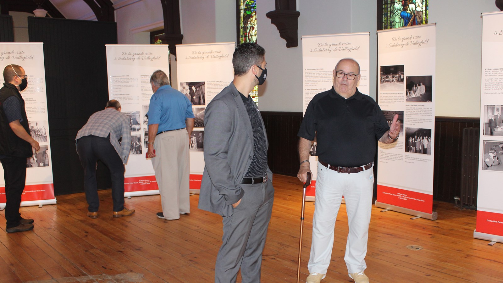 Le maire de Salaberry-de-Valleyfield, Miguel Lemieux discute avec Peter Rozon présent pour le lancement de la nouvelle exposition temporaire, De la grande visite à Salaberry-de-Valleyfield