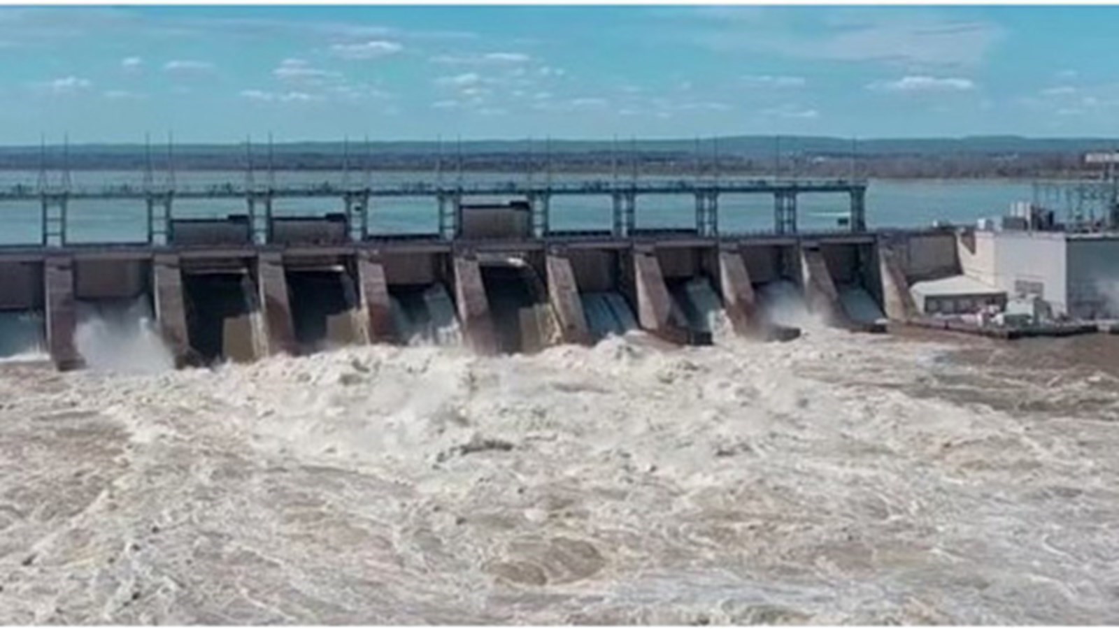 Dans ce contexte, Hydro-Québec rappelle à la population les consignes de sécurité à respecter à proximité de ses installations. 