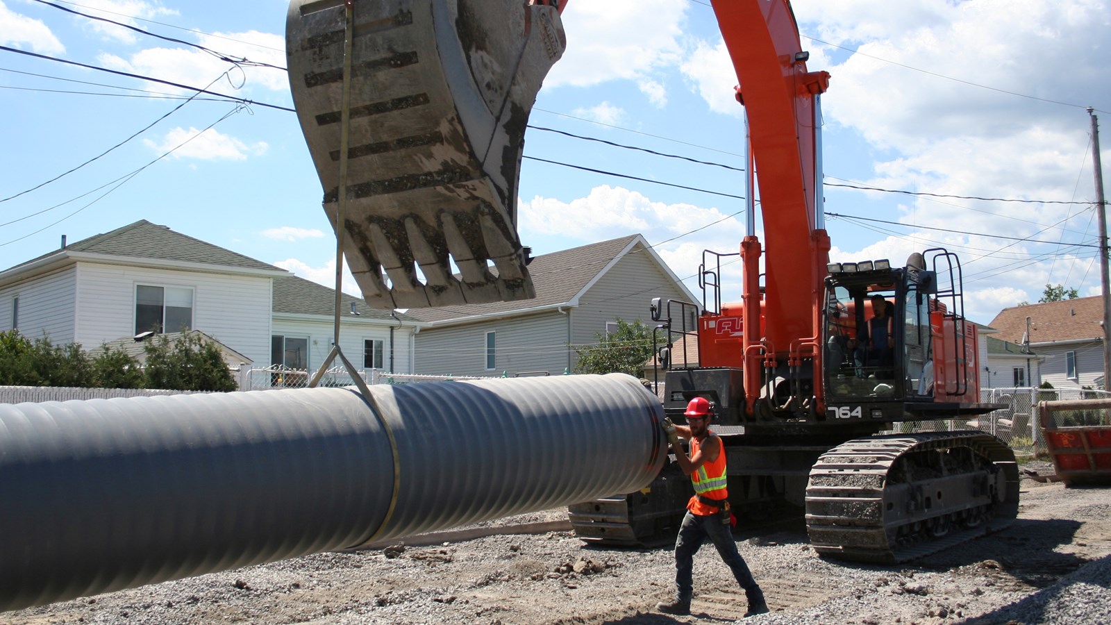 Le site du chantier révélera de plus la présence de la plus imposante excavatrice jamais utilisée dans la région; une pelle Hitachi ZX 670.