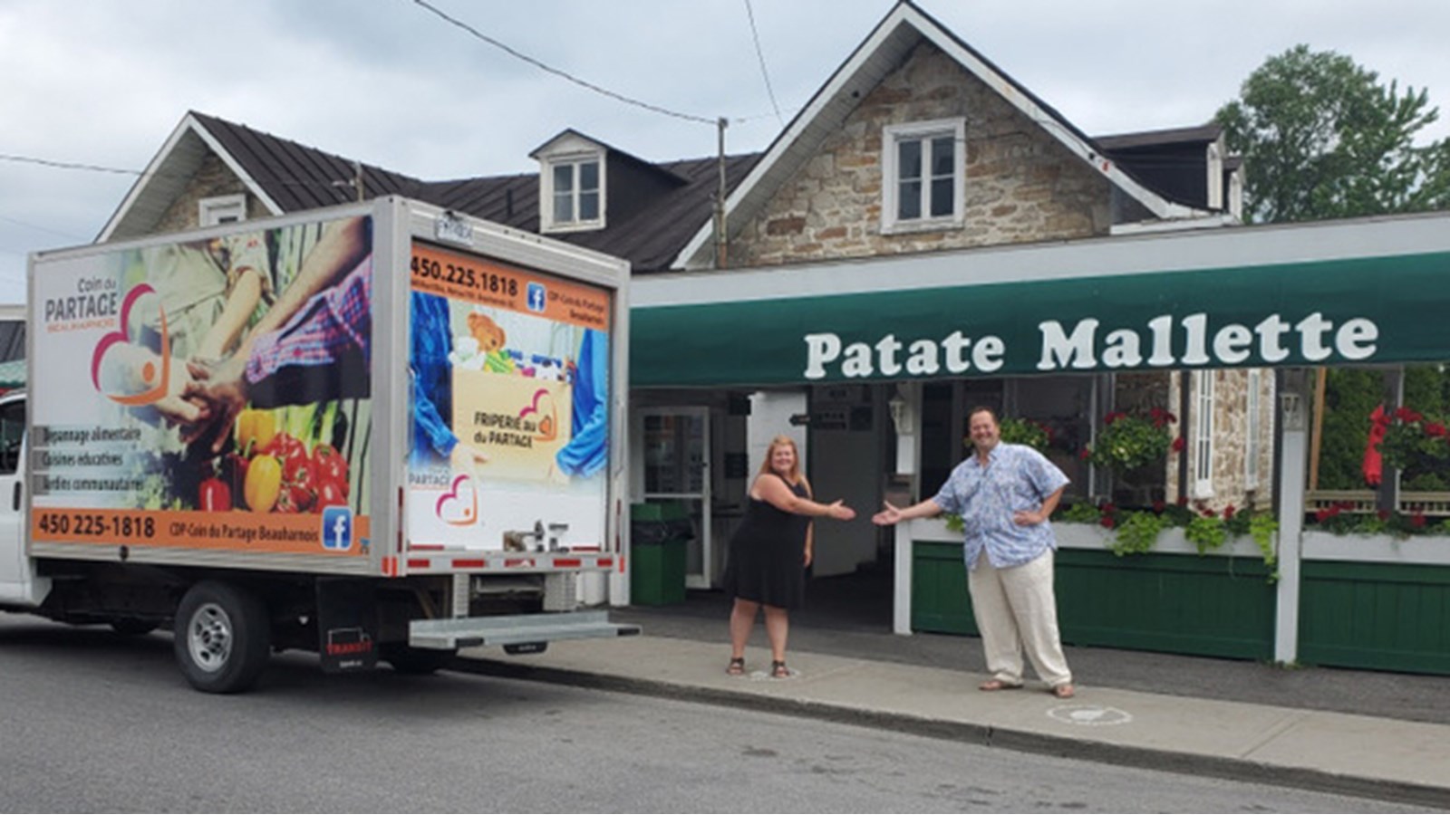 Christine Lavoie, directrice générale du Coin du Partage de Beauharnois, et Alexandre Daneau, propriétaire de la Patate Mallette ont confirmé la signature d'une entente de deux ans pour que ce dernier parraine l'organisme.
