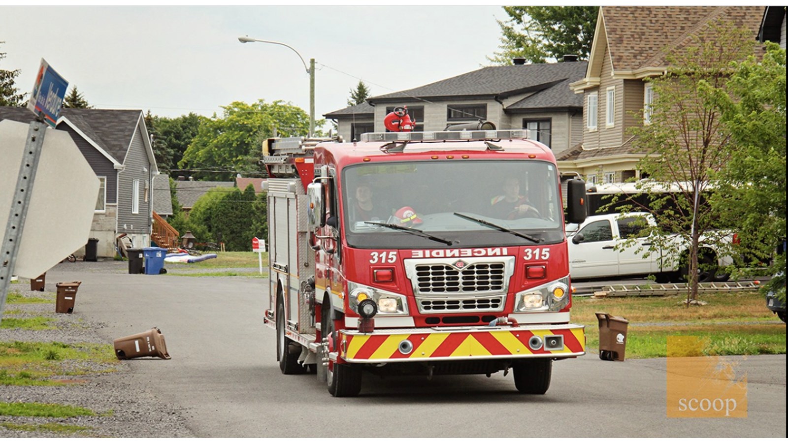 Les pompiers de Les Coteaux sont postés à l’ancienne caserne 17, à l’époque de la Régie intermunicipale du Lac Saint-François et qui était à l’origine la caserne des pompiers de Les Coteaux