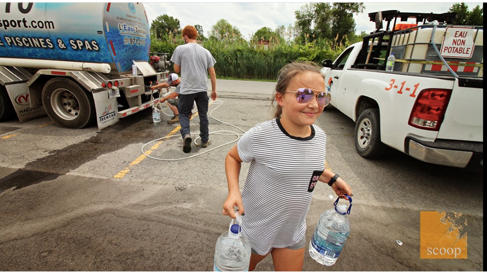 Daphné Paquette est venue chercher de l'eau offerte par la Municipalité de Les Coteaux avec sa mère.