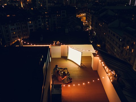 Au lieu d’être présenté sur un écran géant, les soirées de projection seront faites sur Facebook Live. Le public sera invité à sortir leurs écrans à l’extérieur afin de recréer l’ambiance habituelle du festival.