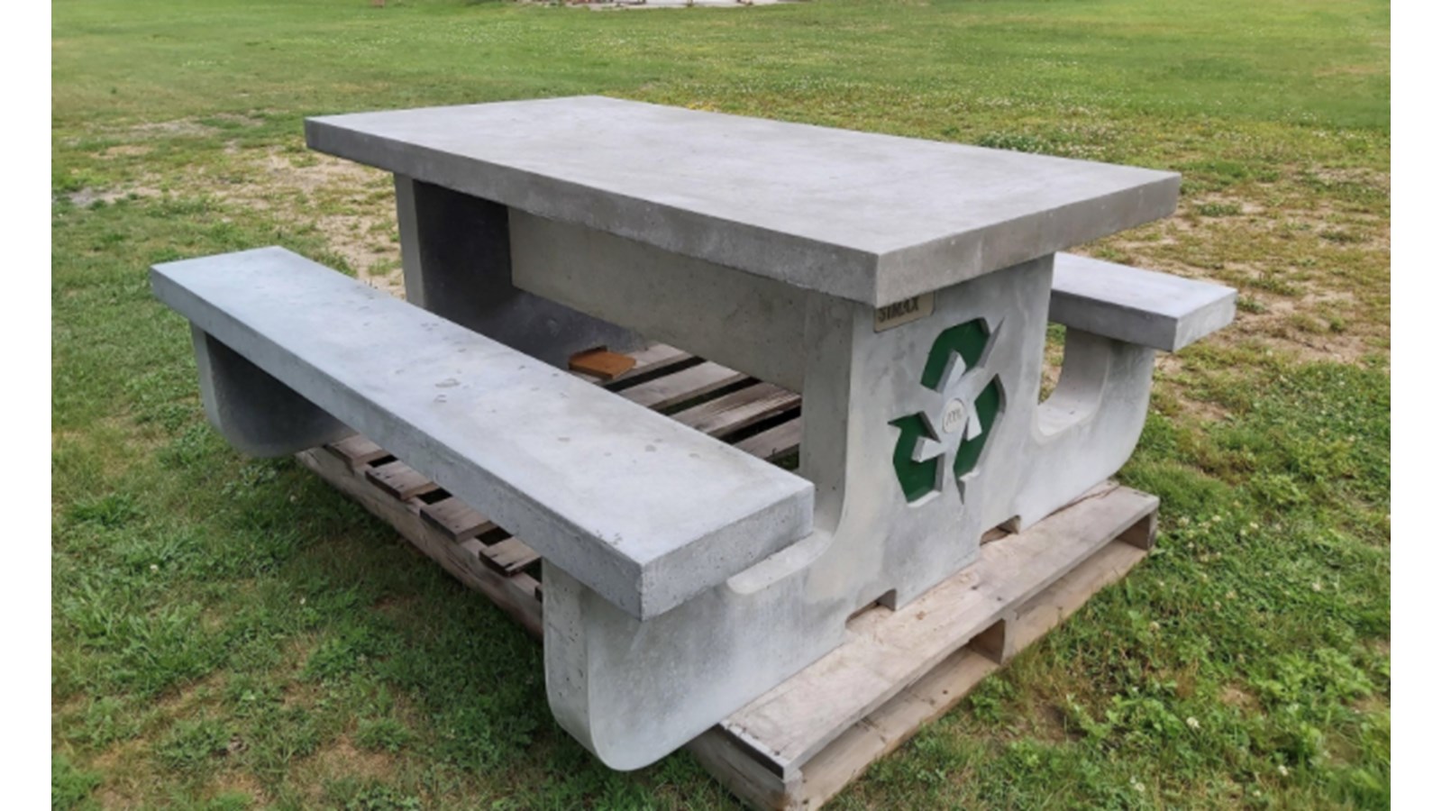 Sainte-Justine-de-Newton s'offre un mobilier urbain composé de matières recyclées