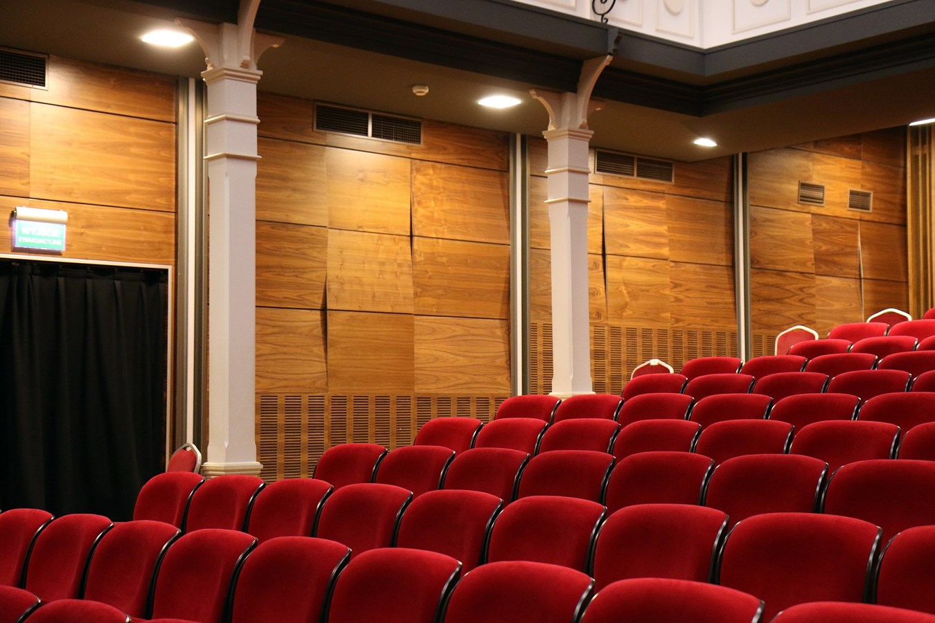 Québec annonce un nouveau programme d'aide temporaire aux salles de spectacles