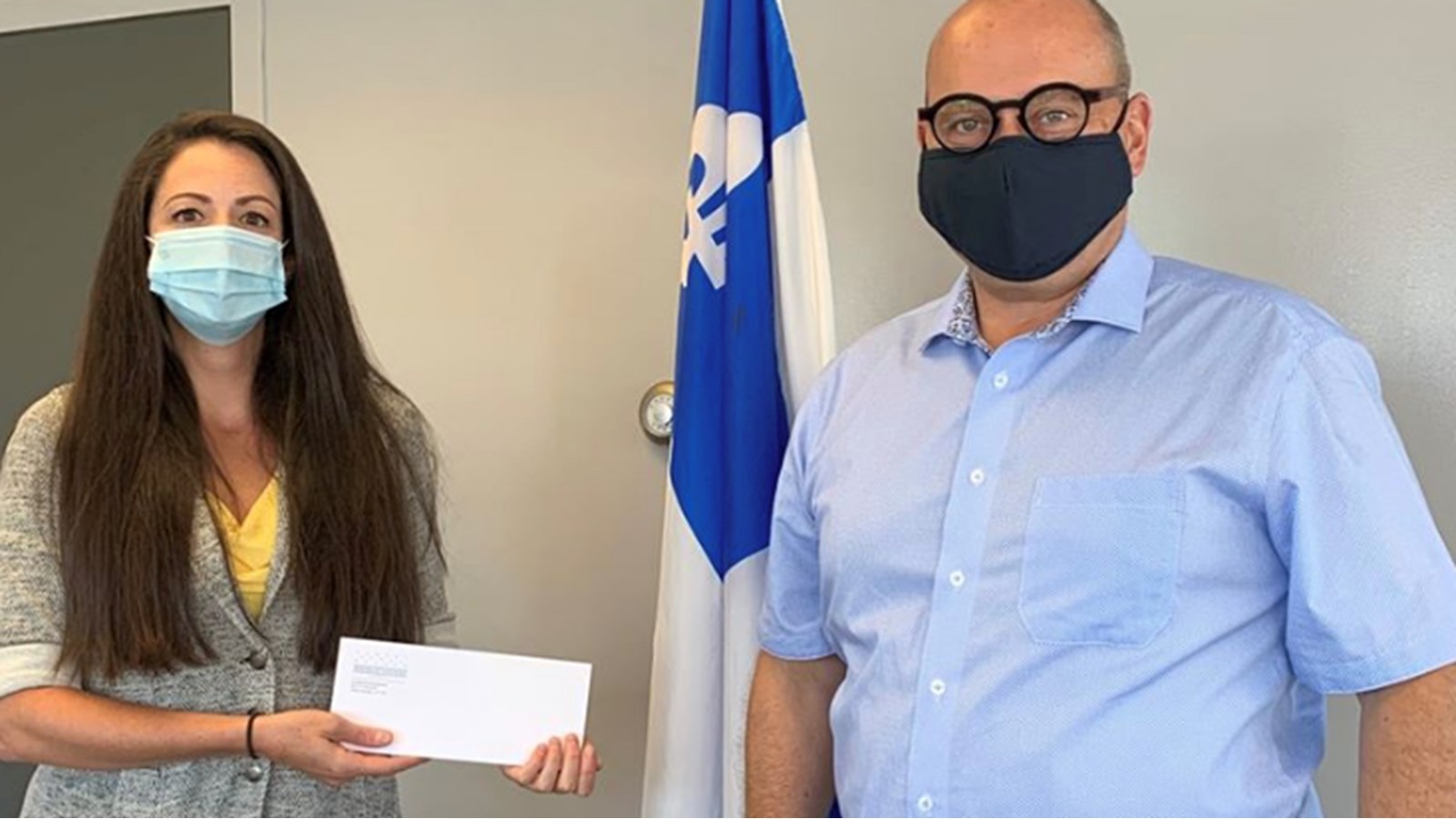 Claude Reid remet une aide financière à l'organisme Pacte de rue