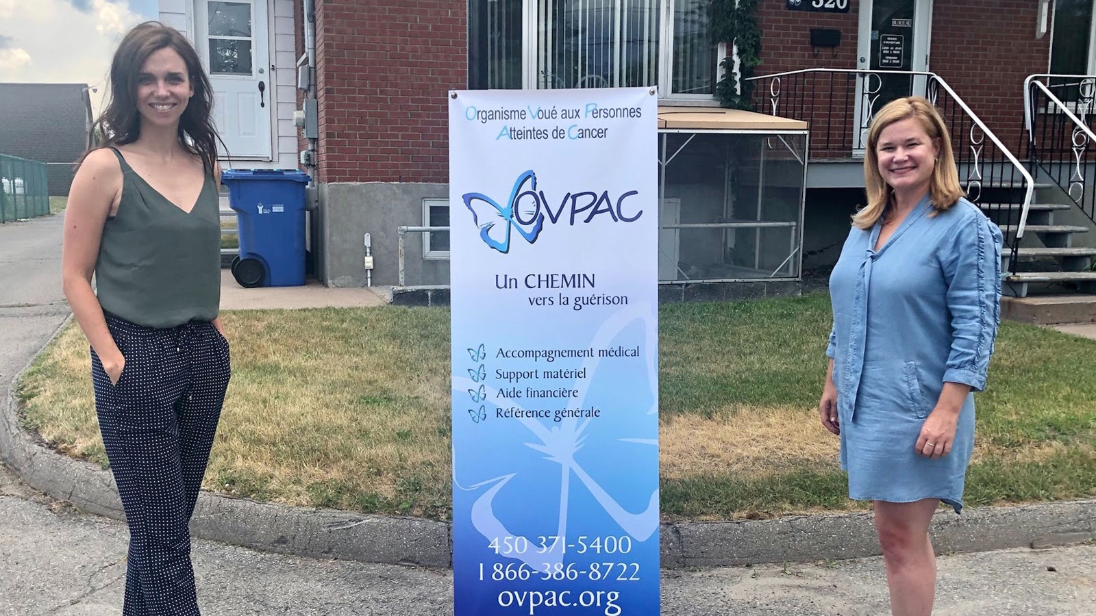 Michèle Cyr-Lemieux, directrice générale de la Fondation de l’Hôpital du Suroît prend la pose avec la directrice générale de l'OVPAC, Maude Poirier.