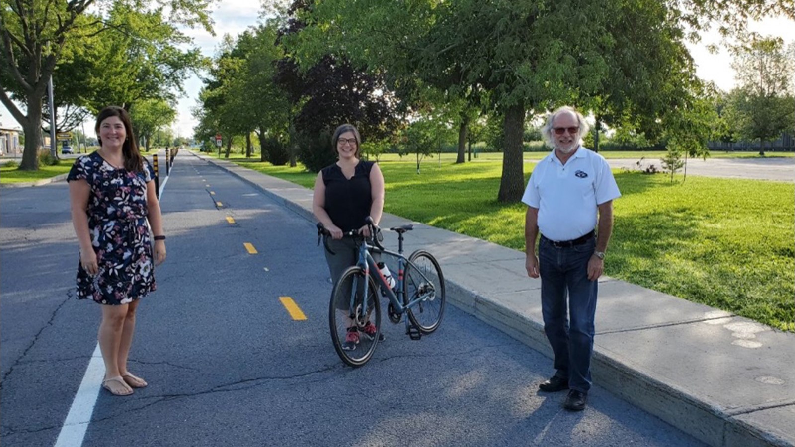 Mme Anne Bouthillier, Chef de division – Culture et vie communautaire prend la pose sur place aux côtés de Mme Roxanne Poissant, conseillère municipale et membre du comité de mobilité durable de la Ville de Beauharnois et de M. Bruno Tremblay, maire de Beauharnois. 

 

