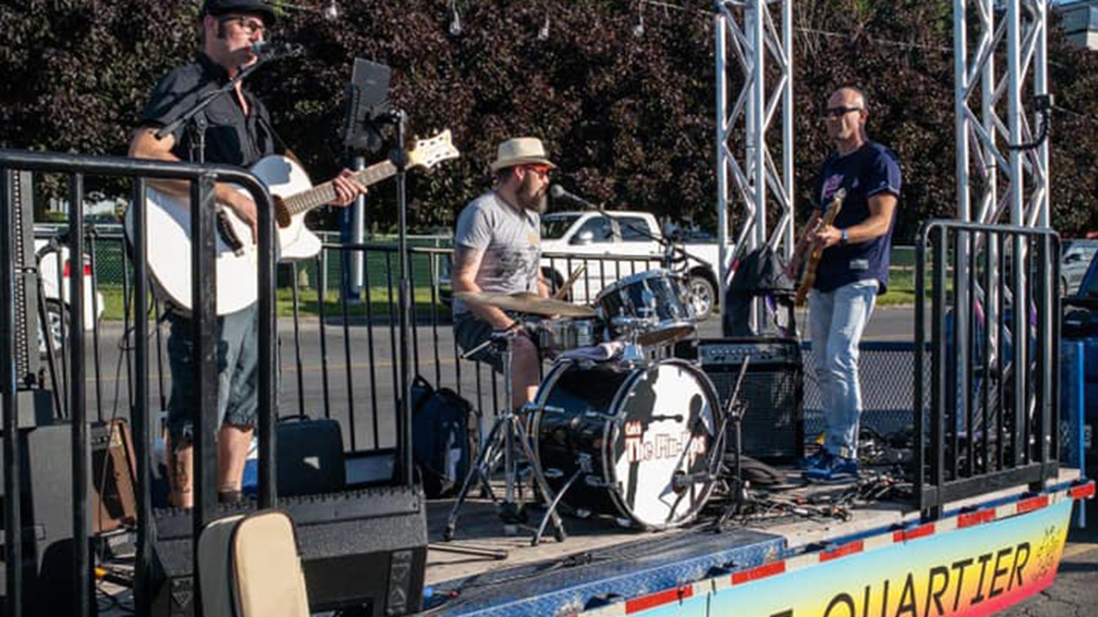 Le trio Catch the pin-ups interprétant des covers de style Rock N’ Roll des années 50-60-70, a connu un fort succès lors d’une récente tournée sur la scène mobile dans le quartier Robert-Cauchon
