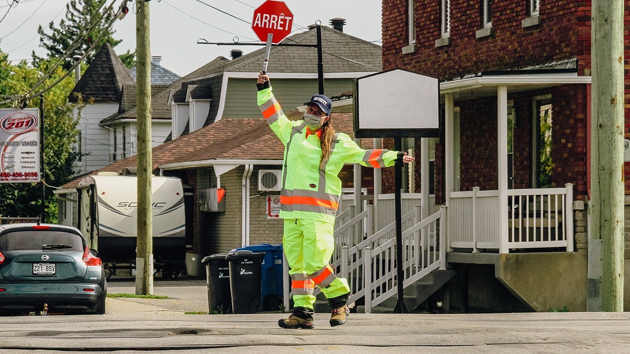 Une grand-maman s'improvise brigadière et se fait empêcher d’aider