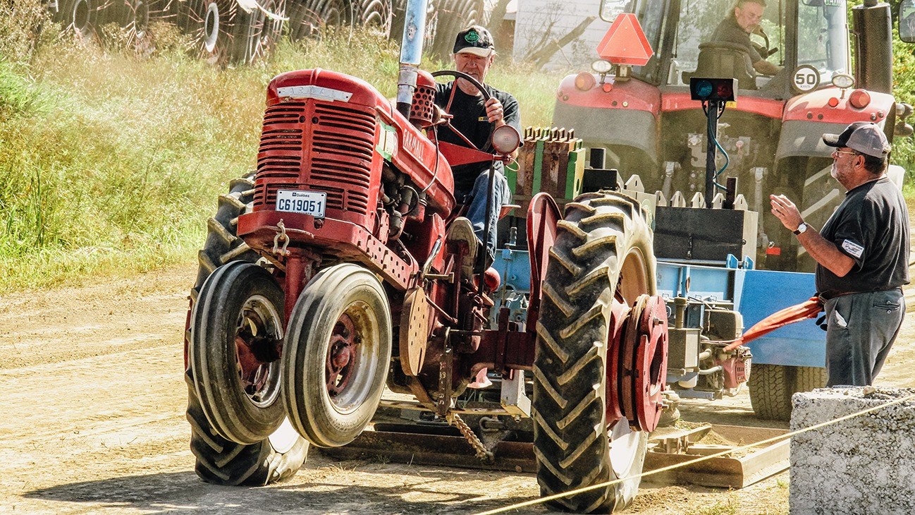 Une compétition de tirs de tracteurs enlevante à Saint-Clet