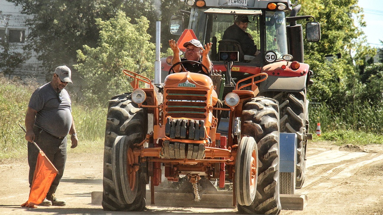 Une compétition de tirs de tracteurs enlevante à Saint-Clet