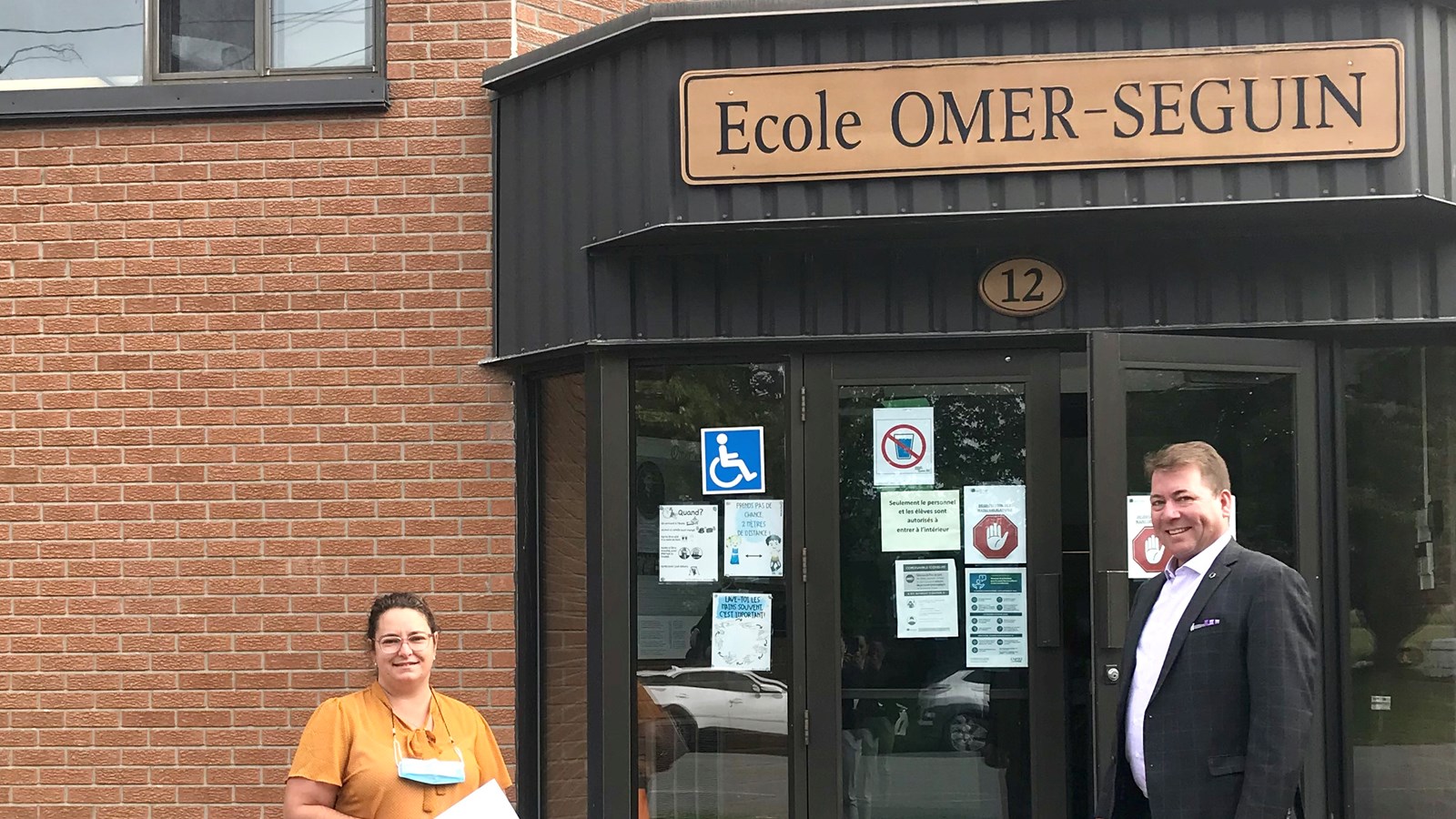 La directrice de l'école primaire Omer-Séguin, Audrey Tremblay prend la pose avec
le directeur général de la Caisse Populaire Desjardins Beauharnois, Serge Bernier à la suite de la remise du chèque qui servira à financer la nouvelle bibliothèque de l'institution scolaire