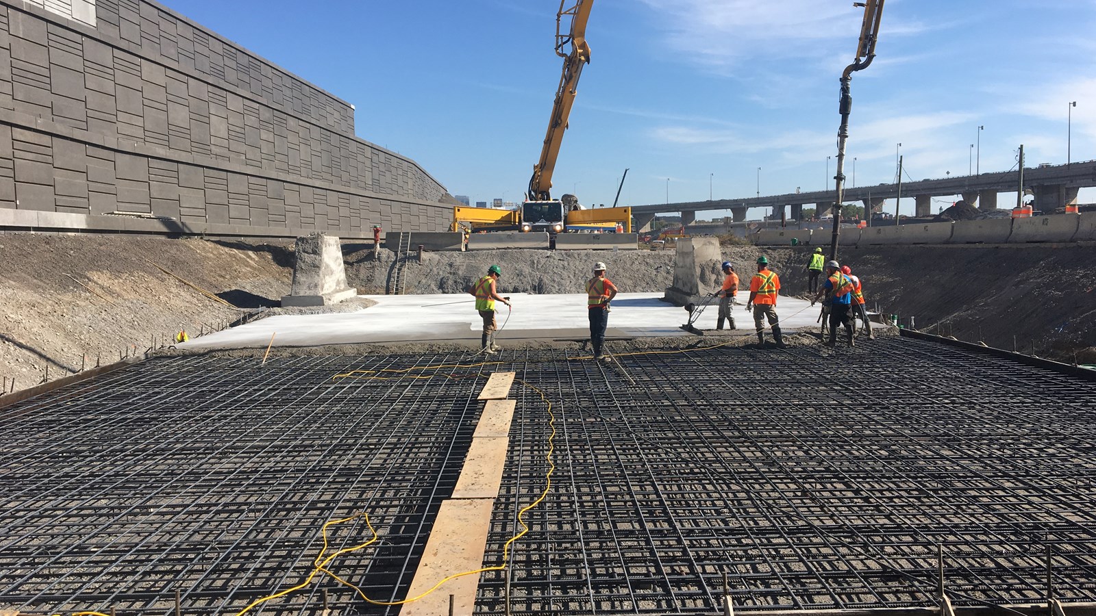 Les Entreprises Pearson Pelletier sont associées à la réalisation de travaux de grande envergure qui ont été déployés dans de prestigieux chantiers tels ceux de l’échangeur Turcot, du Quartier DIX 30, du Casino de Montréal, de la célèbre piste de luge du Mont-Tremblant. Sur cette photo, l'échangeur Turcot.