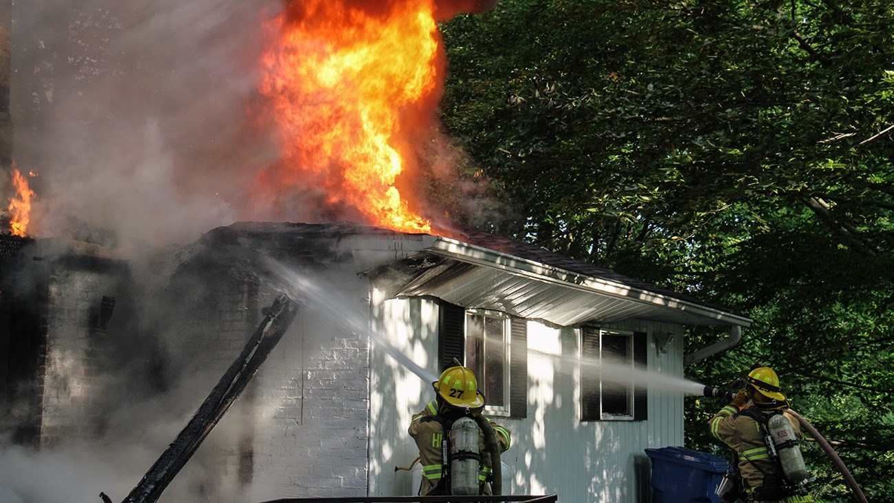 Une résidence est lourdement endommagée par les flammes à Hudson