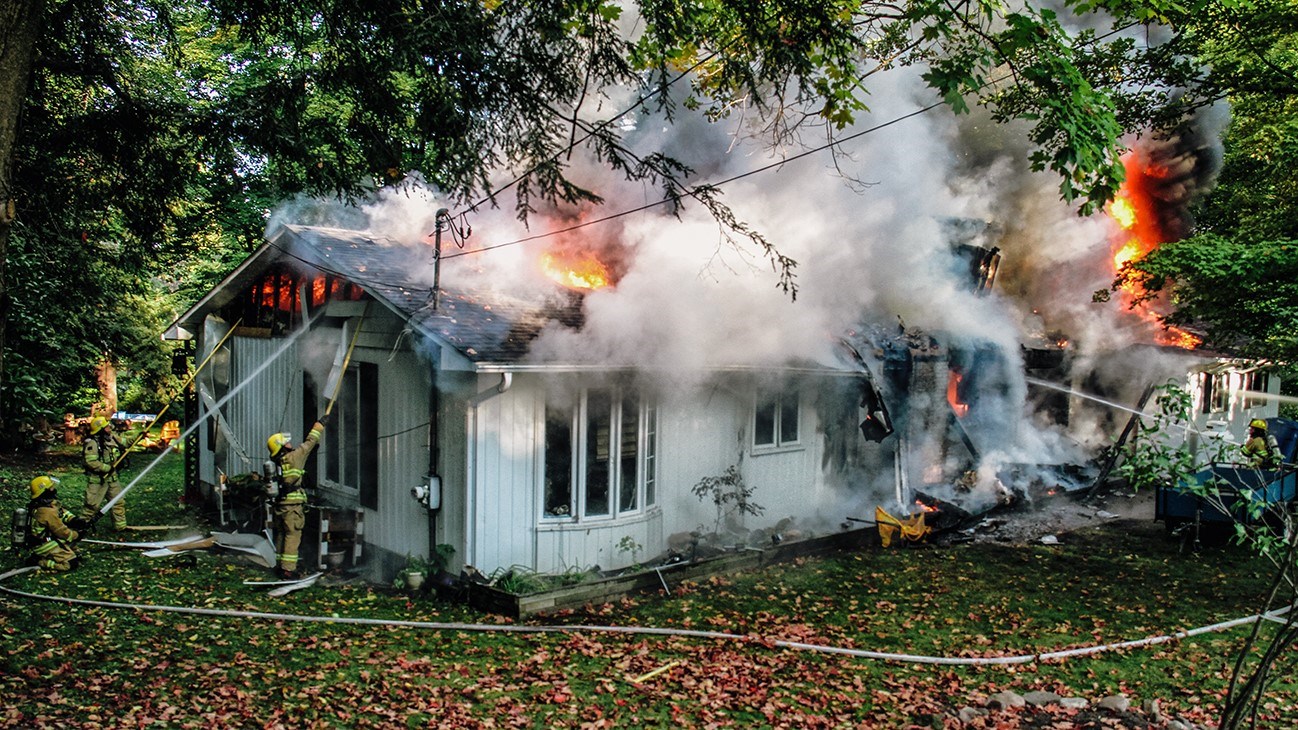 Une résidence est lourdement endommagée par les flammes à Hudson