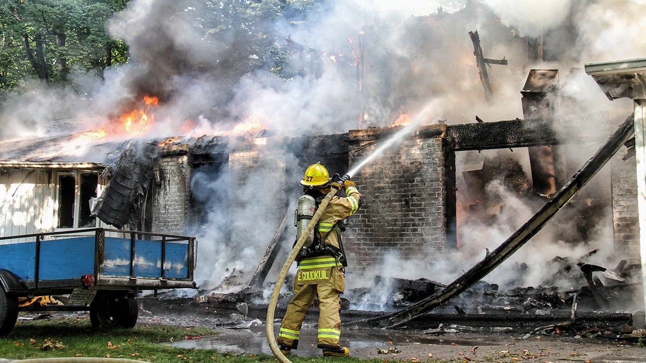 Une résidence est lourdement endommagée par les flammes à Hudson