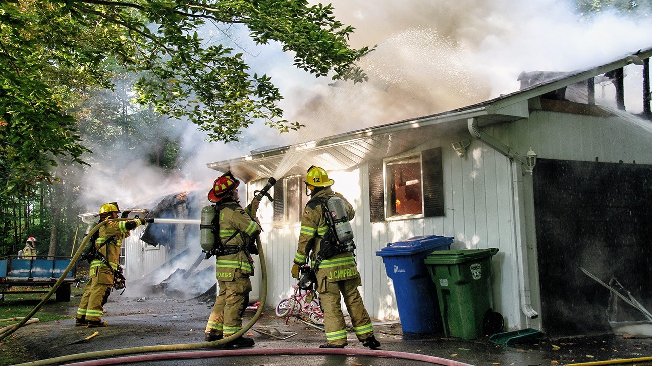 Une résidence est lourdement endommagée par les flammes à Hudson